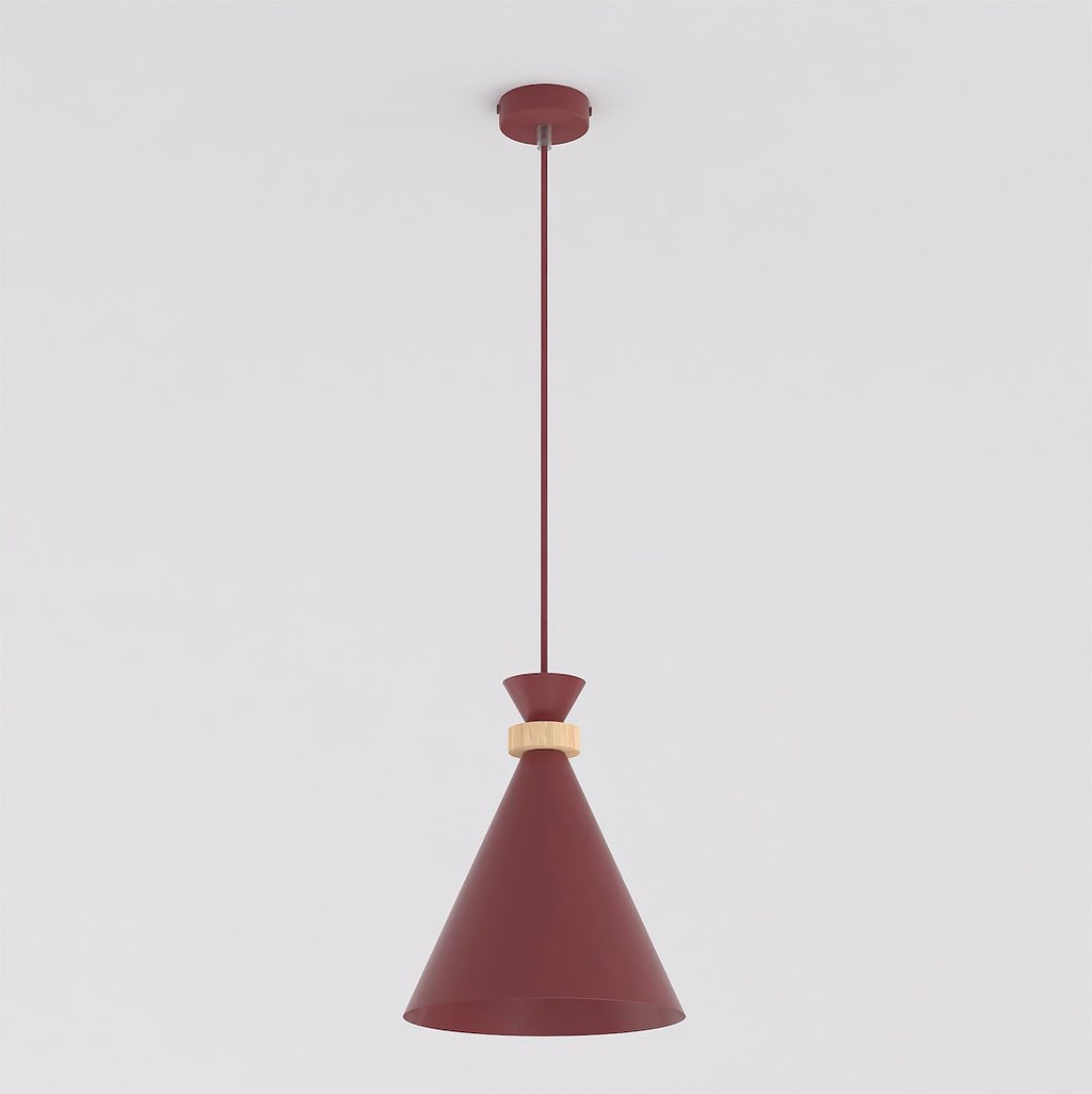 Bordeauxrode hanglamp met conische kap en houten accent, opgehangen aan een dunne stang met plafondplaat