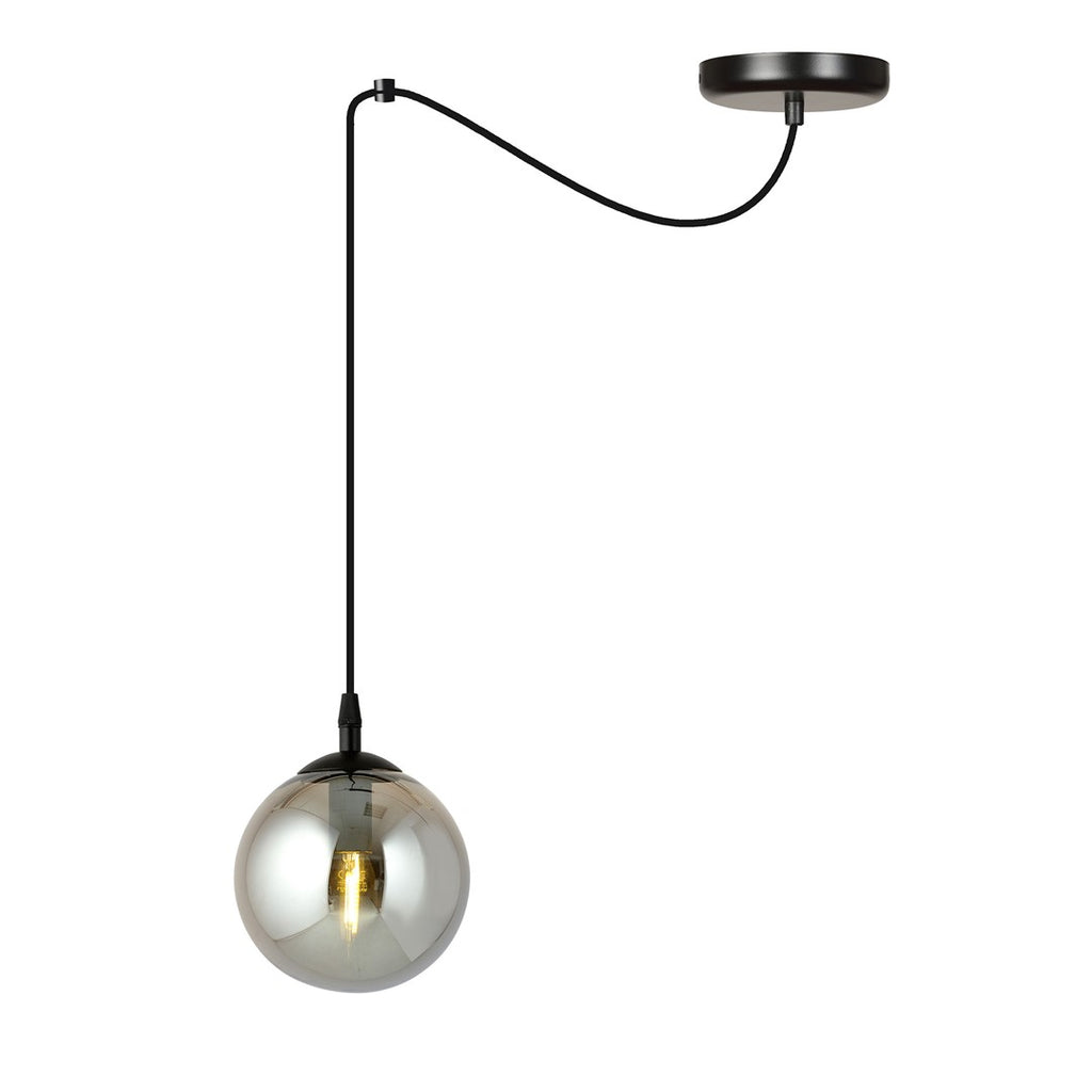 Zwarte hanglamp met ronde grafiet glazen kap en zwart snoer aan een ronde plafondplaat