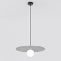 Hanglamp met ronde grijze viltkap en witte bol aan een dunne zwarte pendel met zwarte plafondplaat