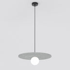 Hanglamp met ronde grijze viltkap en witte bol aan een dunne zwarte pendel met zwarte plafondplaat