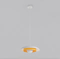 Witte hanglamp met schijfvormige kap, oranje binnenring en ronde lichtbron, opgehangen aan een dun wit snoer