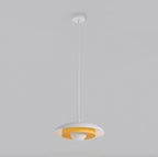 Witte hanglamp met schijfvormige kap, oranje binnenring en ronde lichtbron, opgehangen aan een dun wit snoer