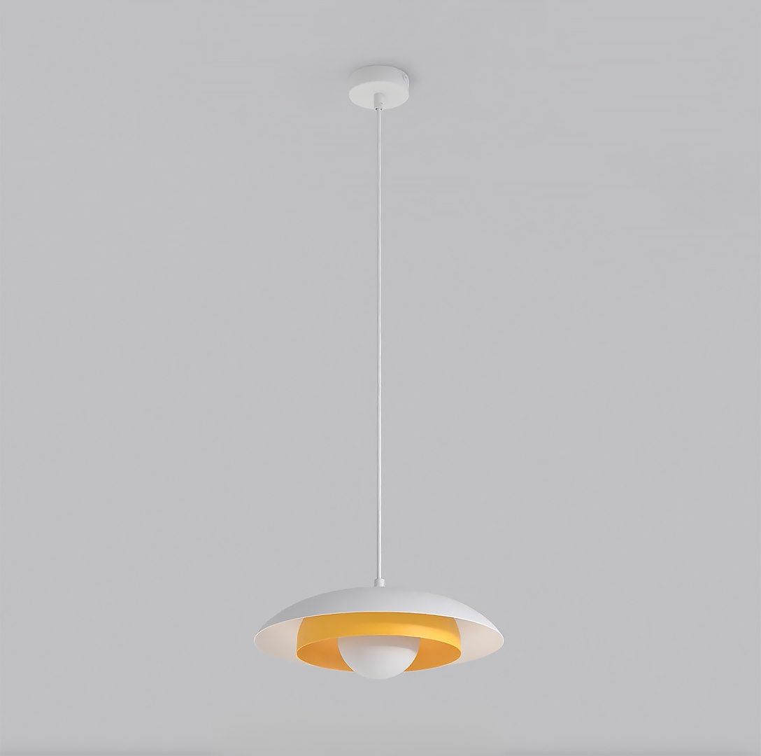 Witte hanglamp met schijfvormige kap, oranje binnenring en ronde lichtbron, opgehangen aan een dun wit snoer