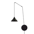 Zwarte hanglamp met conische kap aan dun frame en lang snoer, met ronde zwarte wandplaat