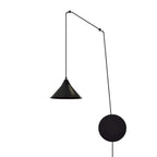 Zwarte hanglamp met conische kap aan dun frame en lang snoer, met ronde zwarte wandplaat