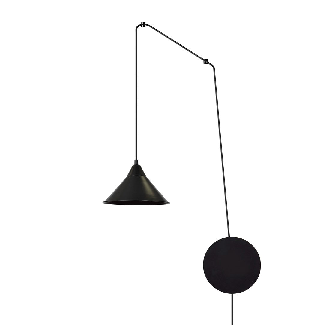 Zwarte hanglamp met conische kap aan dun frame en lang snoer, met ronde zwarte wandplaat