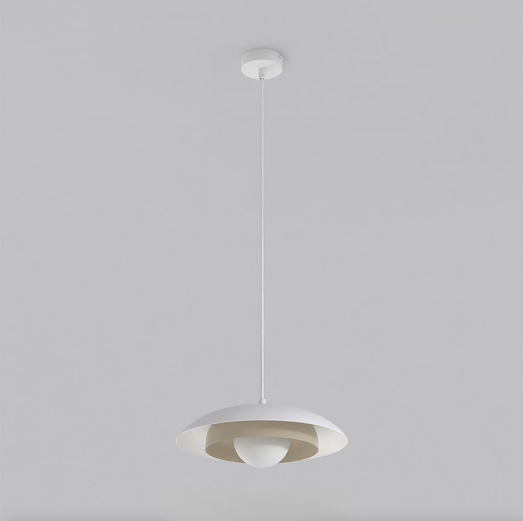 Witte hanglamp met schijfvormige kap, mokkakleurige binnenring en ronde matte lichtbol aan een dun wit snoer