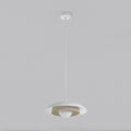 Witte hanglamp met schijfvormige kap, mokkakleurige binnenring en ronde matte lichtbol aan een dun wit snoer