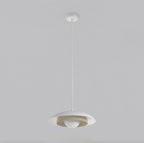 Witte hanglamp met schijfvormige kap, mokkakleurige binnenring en ronde matte lichtbol aan een dun wit snoer