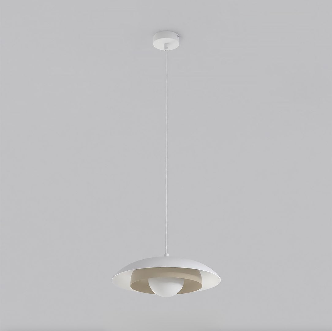 Witte hanglamp met schijfvormige kap, mokkakleurige binnenring en ronde matte lichtbol aan een dun wit snoer