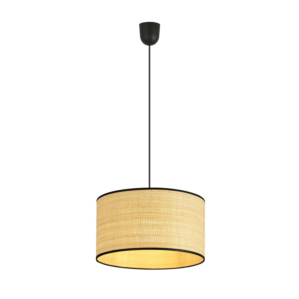Hanglamp met ronde rotan kap met zwarte randen, zwart snoer en zwarte plafondkap tegen een witte achtergrond
