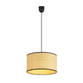 Hanglamp met ronde rotan kap met zwarte randen, zwart snoer en zwarte plafondkap tegen een witte achtergrond