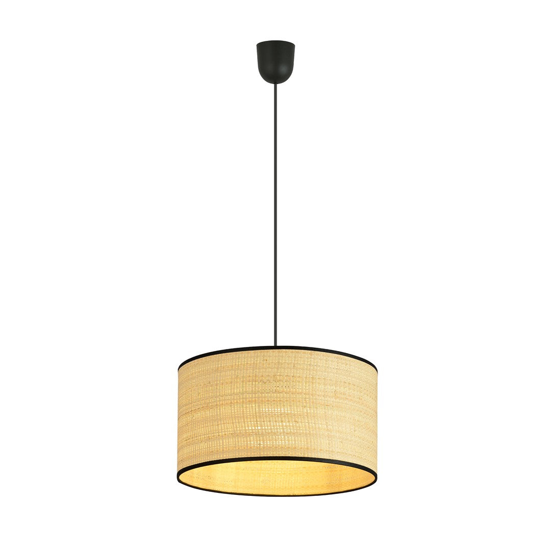Hanglamp met ronde rotan kap met zwarte randen, zwart snoer en zwarte plafondkap tegen een witte achtergrond