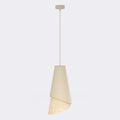 Hanglamp met conische stoffen kap in crème en een rotan onderzijde, aan een dunne stang met ronde plafondplaat