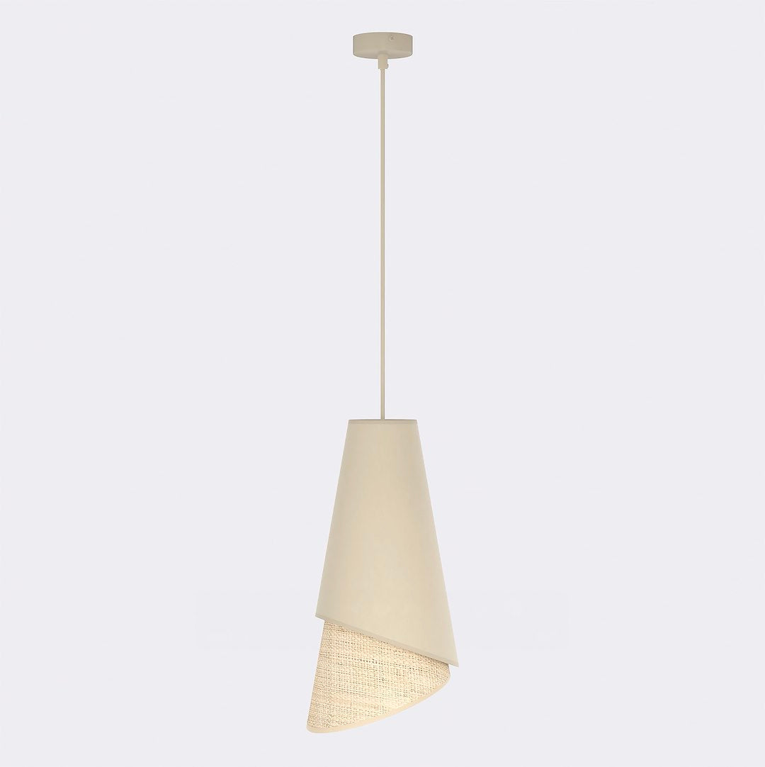 Hanglamp met conische stoffen kap in crème en een rotan onderzijde, aan een dunne stang met ronde plafondplaat