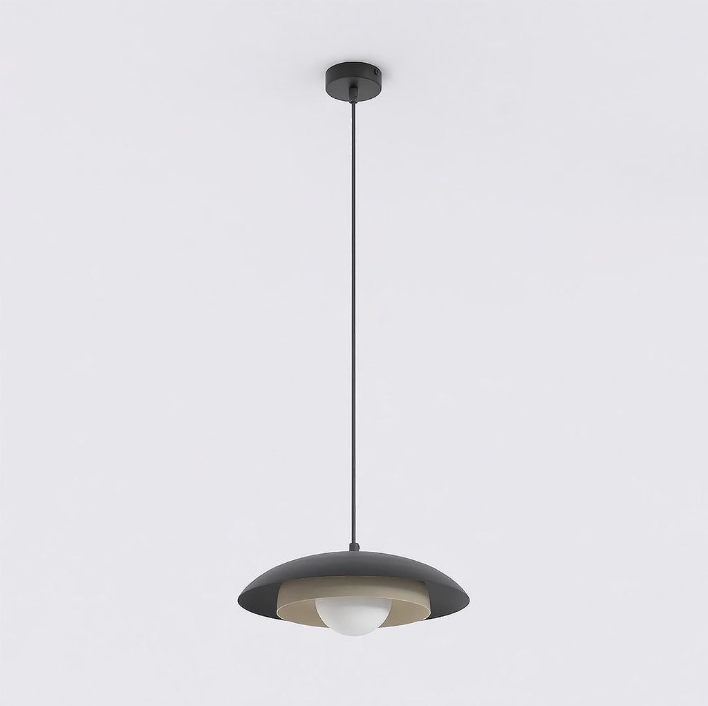 Zwarte hanglamp met schijfvormige kap, mokkakleurige binnenzijde en witte bol, hangend aan een dun snoer