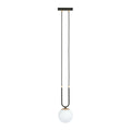 Zwarte hanglamp met ronde witte glazen kap en gouden accenten aan twee dunne ophangsnoeren