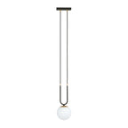 Zwarte hanglamp met ronde witte glazen kap en gouden accenten aan twee dunne ophangsnoeren