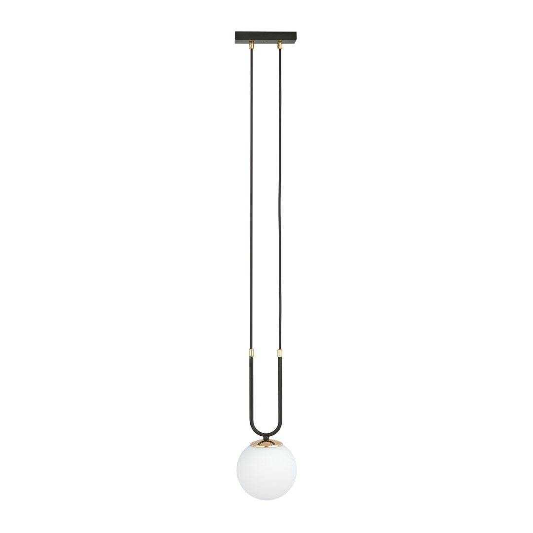 Zwarte hanglamp met ronde witte glazen kap en gouden accenten aan twee dunne ophangsnoeren