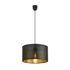 Zwarte hanglamp met geperforeerde cilindrische kap en goudkleurige binnenkant, opgehangen aan een zwart snoer
