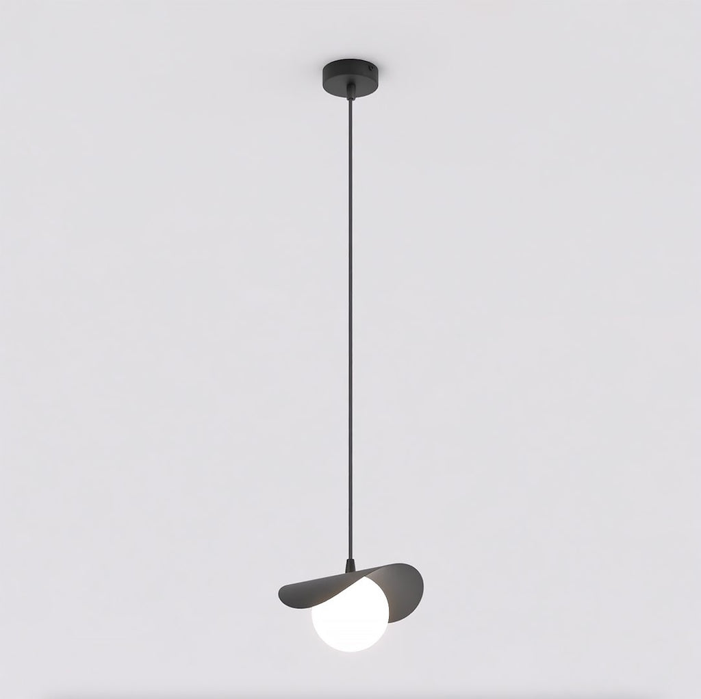 Zwarte hanglamp met bloembladvormig stalen kapje en witte bol aan een dun snoer met zwarte plafondkap