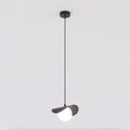 Zwarte hanglamp met bloembladvormig stalen kapje en witte bol aan een dun snoer met zwarte plafondkap