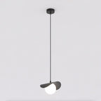 Zwarte hanglamp met bloembladvormig stalen kapje en witte bol aan een dun snoer met zwarte plafondkap