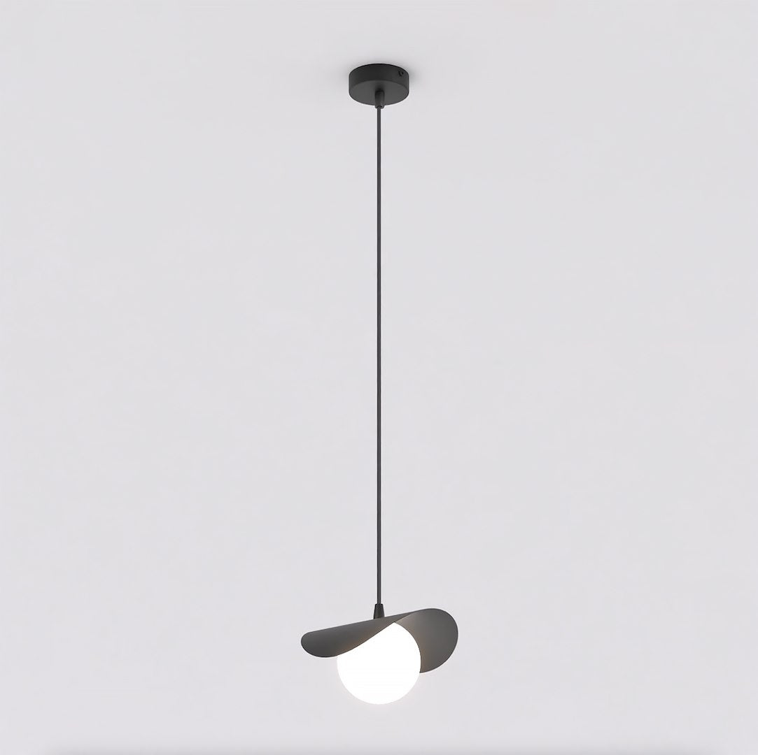 Zwarte hanglamp met bloembladvormig stalen kapje en witte bol aan een dun snoer met zwarte plafondkap