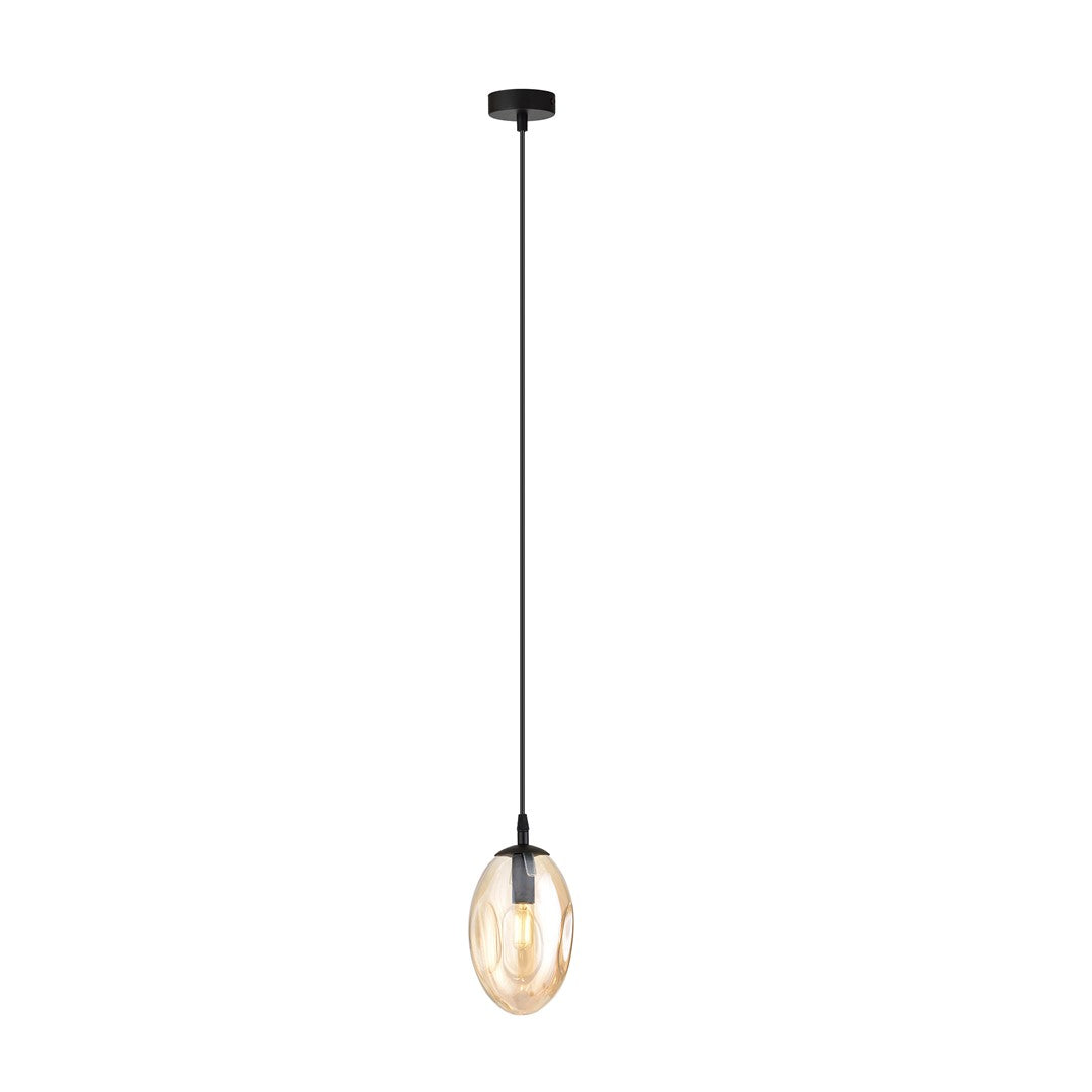 Hanglamp met ovale amberkleurige glazen kap en zwart armatuur aan een dun zwart snoer