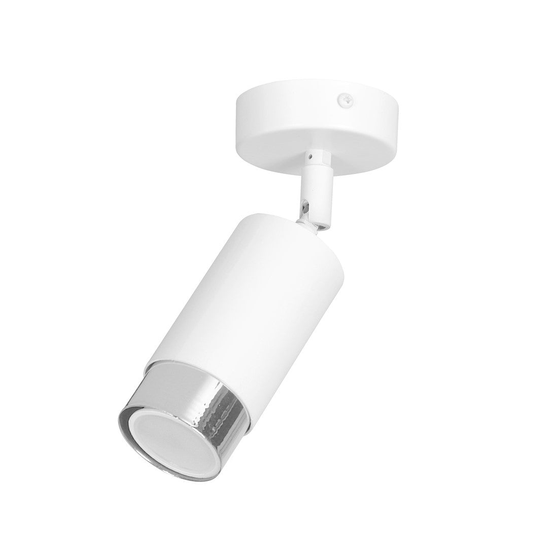 Witte plafondspot met chroomkleurige rand en kantelbare kop aan een ronde witte plafondplaat