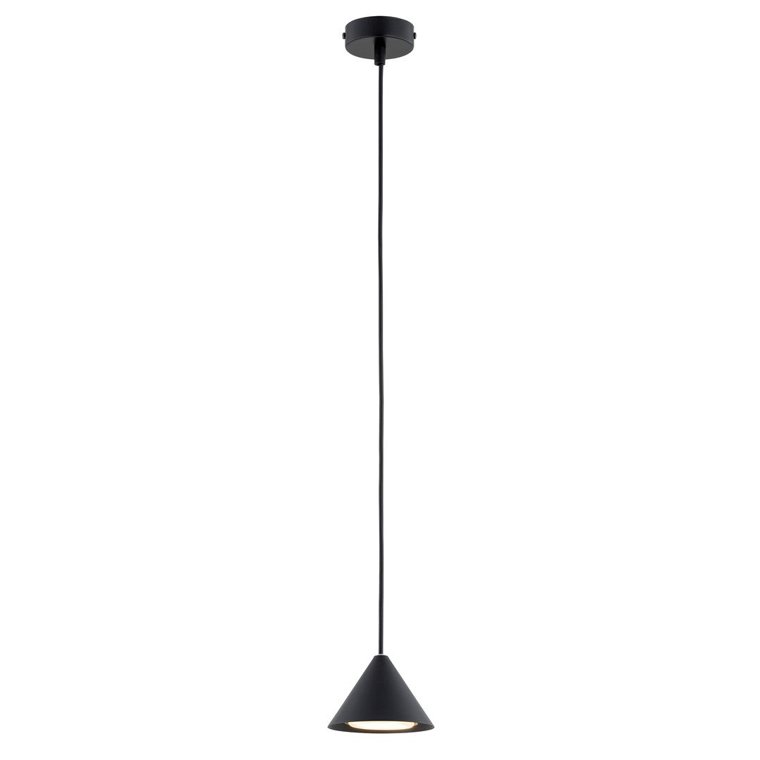 Zwarte kegelvormige hanglamp aan een dun zwart snoer met zwart plafondkapje