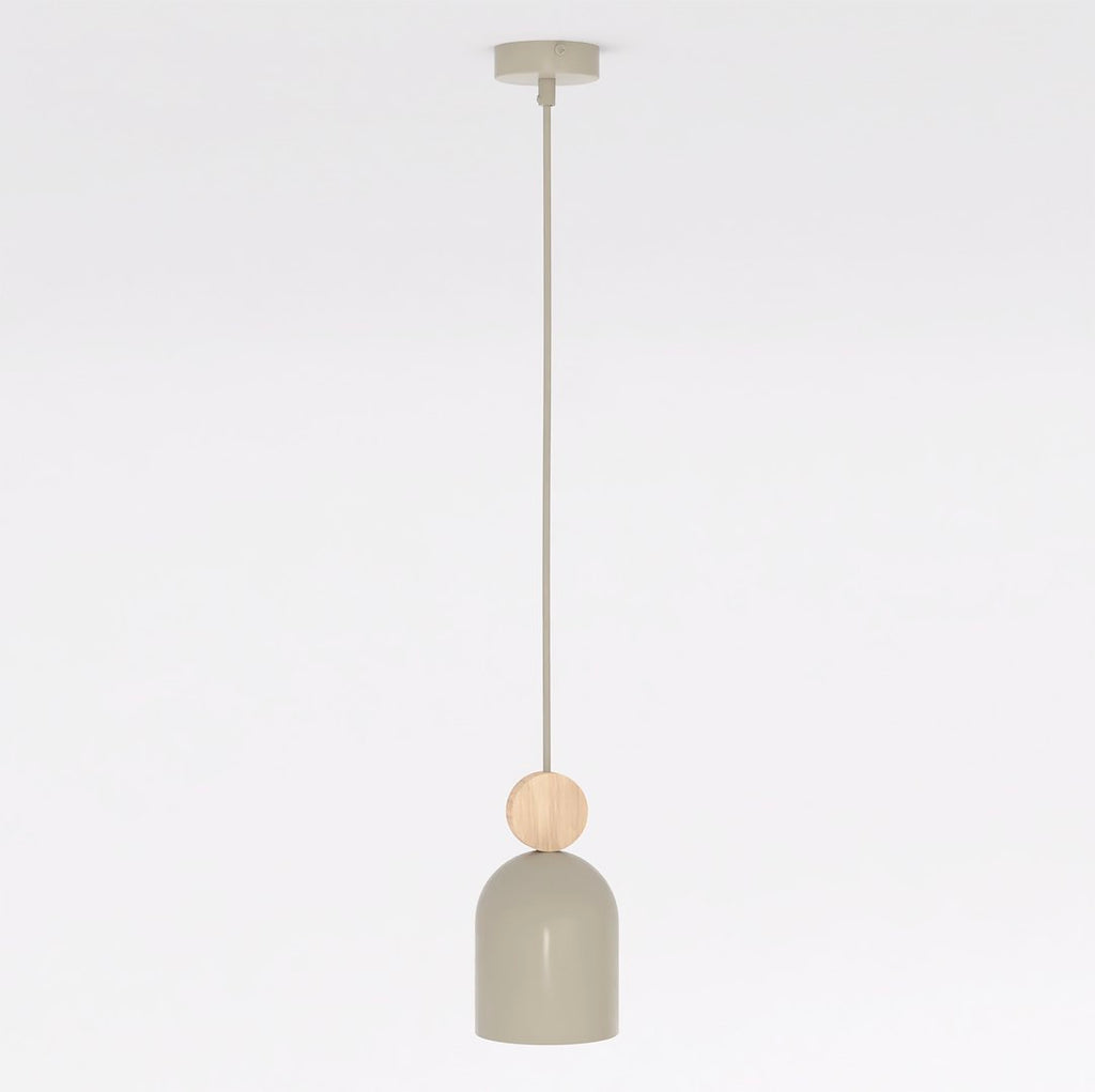 Beige hanglamp met capsulevormige kap en rond houten accent aan een dun snoer met beige plafondplaat