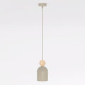 Beige hanglamp met capsulevormige kap en rond houten accent aan een dun snoer met beige plafondplaat
