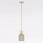 Beige hanglamp met capsulevormige kap en rond houten accent aan een dun snoer met beige plafondplaat