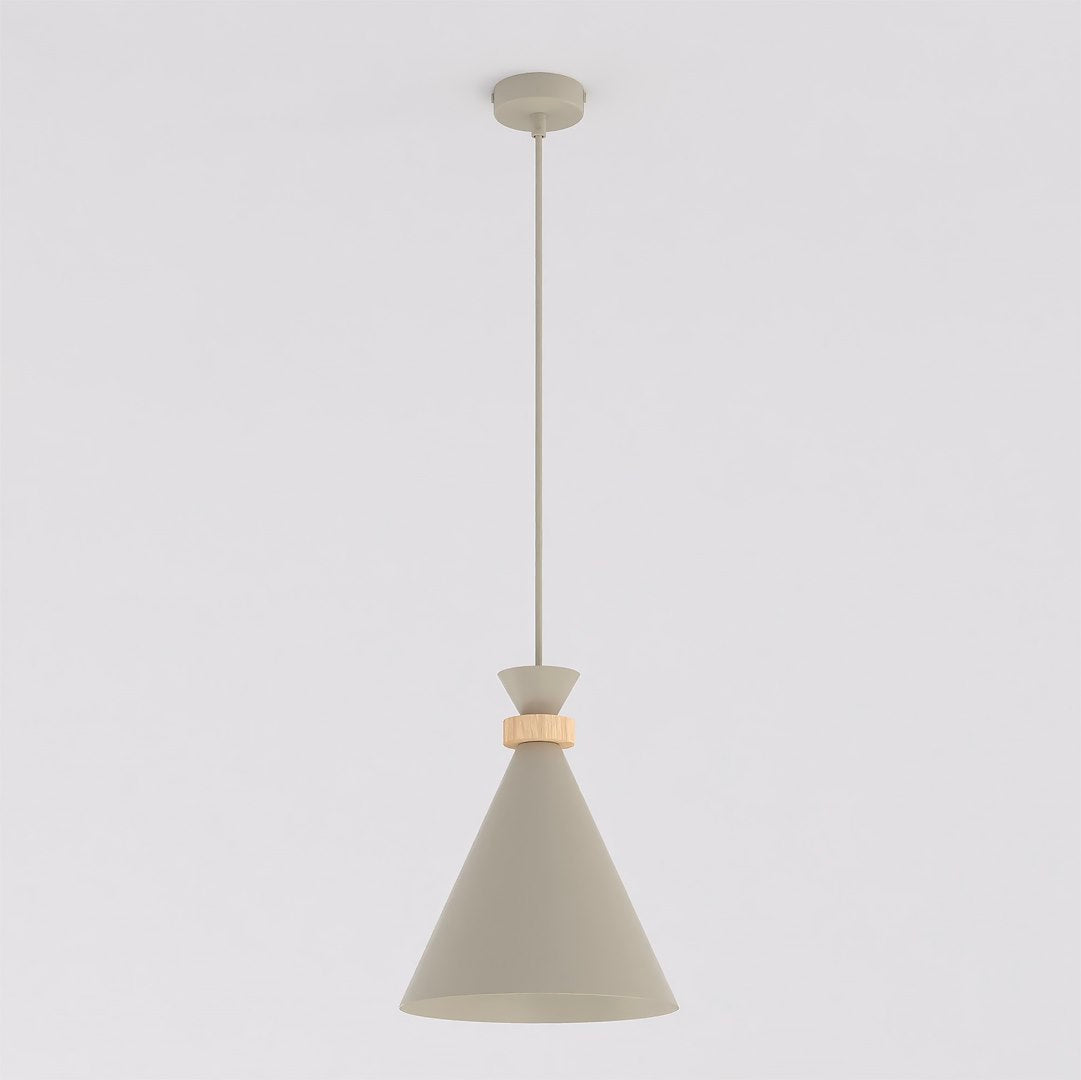 Beige koepelvormige hanglamp met houten accent en dunne stang tegen een lichte achtergrond