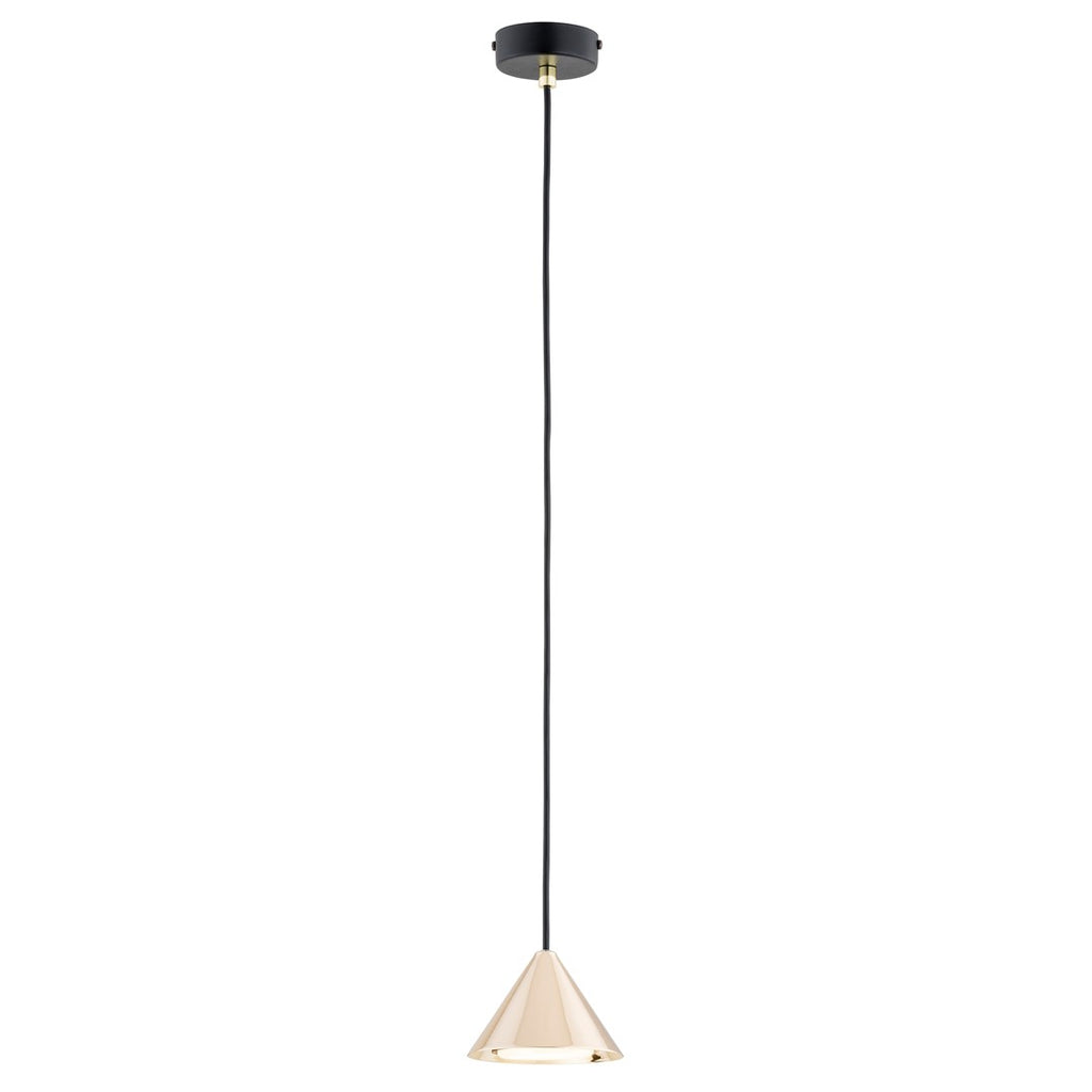 Hanglamp met goudkleurige kegelvormige kap aan een zwart snoer en zwart plafondkapje