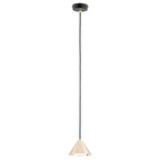 Hanglamp met goudkleurige kegelvormige kap aan een zwart snoer en zwart plafondkapje