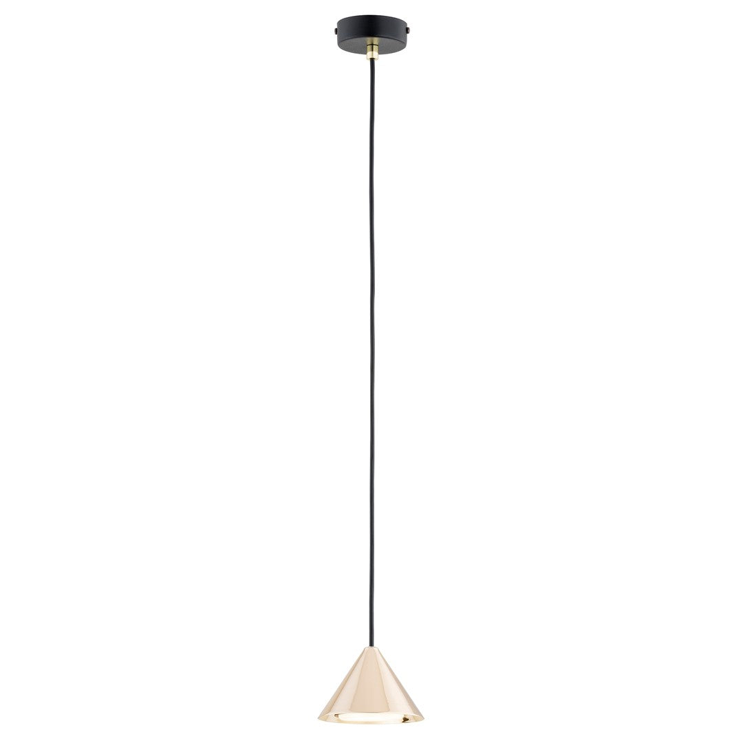 Hanglamp met goudkleurige kegelvormige kap aan een zwart snoer en zwart plafondkapje