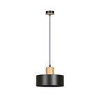 Zwarte hanglamp met ronde open metalen kap, houten accent boven de kap en zwart snoer met ronde plafondplaat
