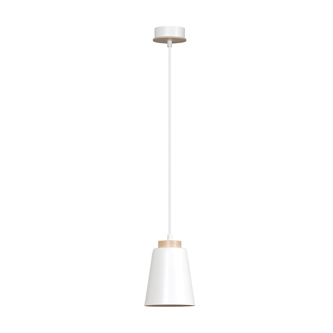 Witte hanglamp met conische kap en houten accent aan een wit snoer, met witte plafondkap met houtrand