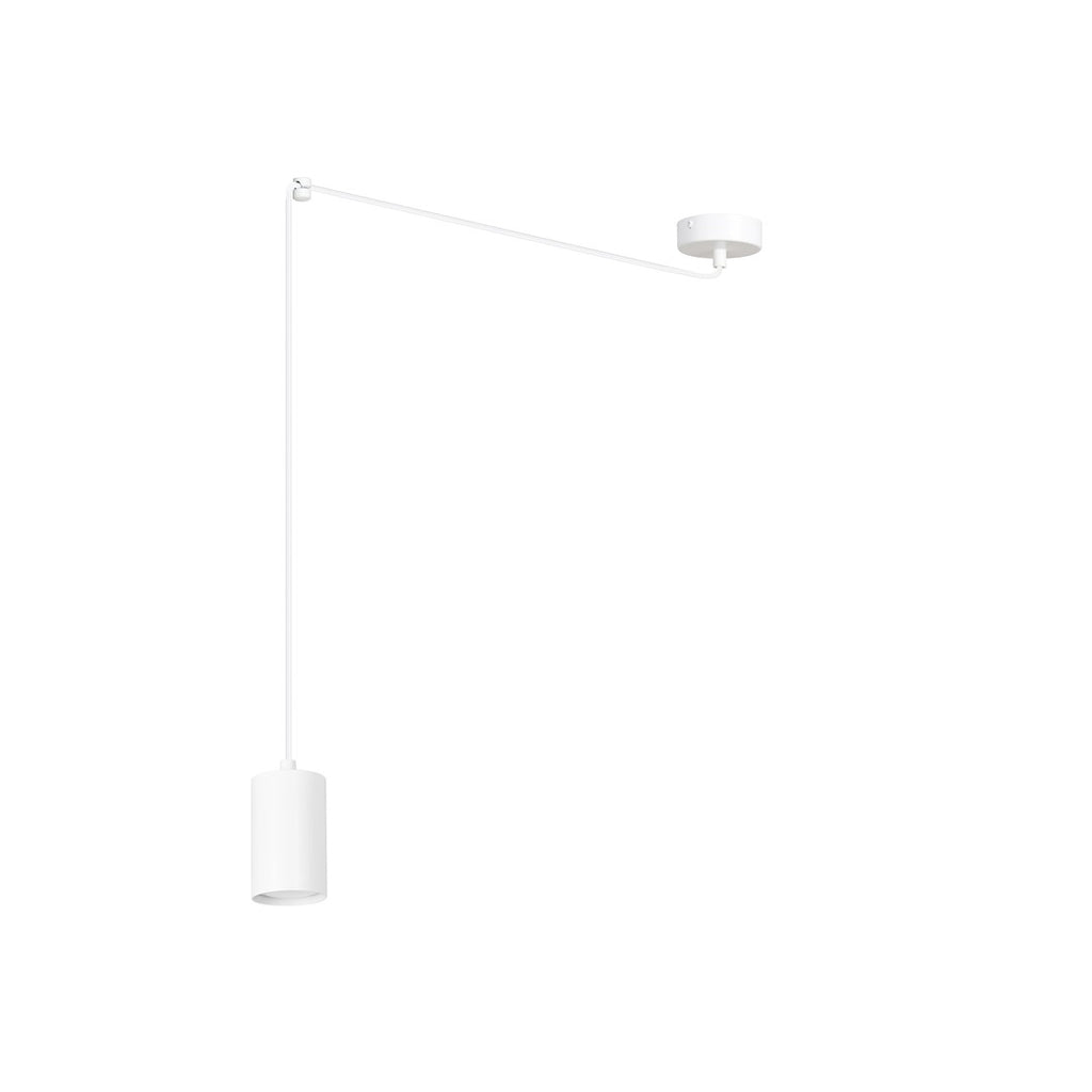 Witte hanglamp met lange arm aan een ronde plafondplaat en een cilindervormige spot aan een dun snoer