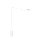 Witte hanglamp met lange arm aan een ronde plafondplaat en een cilindervormige spot aan een dun snoer