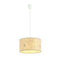 Hanglamp met ronde, beige lampenkap met zichtbare vezelstructuur aan een wit snoer met wit plafondkapje