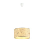 Hanglamp met ronde, beige lampenkap met zichtbare vezelstructuur aan een wit snoer met wit plafondkapje