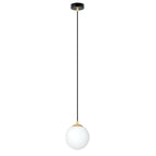 Hanglamp met ronde witte glazen kap, gouden details en zwart plafondplateau aan een dun zwart snoer