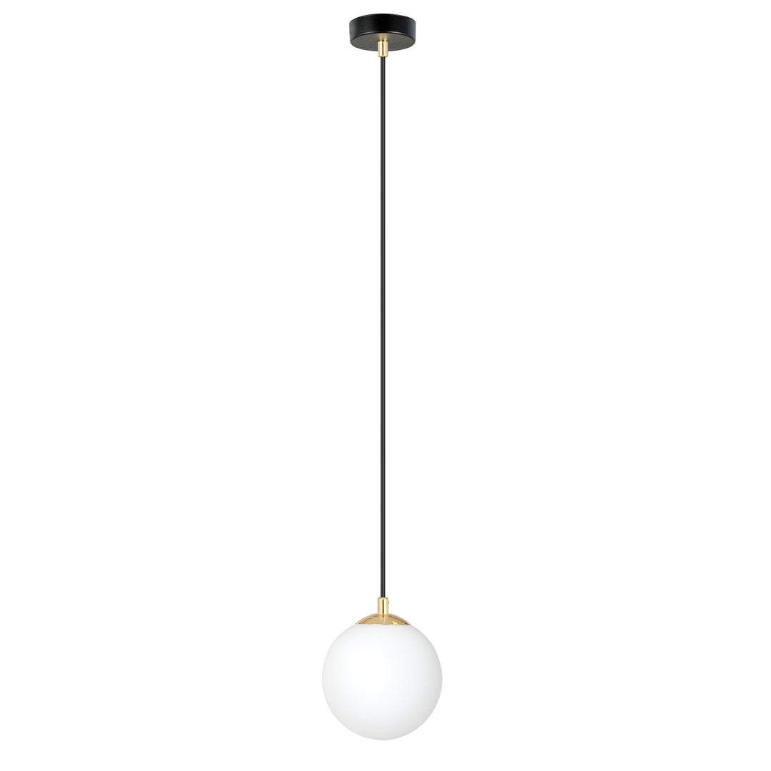 Hanglamp met ronde witte glazen kap, gouden details en zwart plafondplateau aan een dun zwart snoer