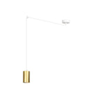 Hanglamp met witte arm en snoer en een cilindervormige gouden lampenkap aan een witte plafondplaat