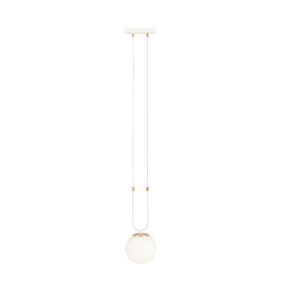 Witte hanglamp met opaalwitte glazen bol en gouden details aan een U-vormige witte ophanging