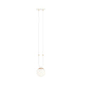 Witte hanglamp met opaalwitte glazen bol en gouden details aan een U-vormige witte ophanging