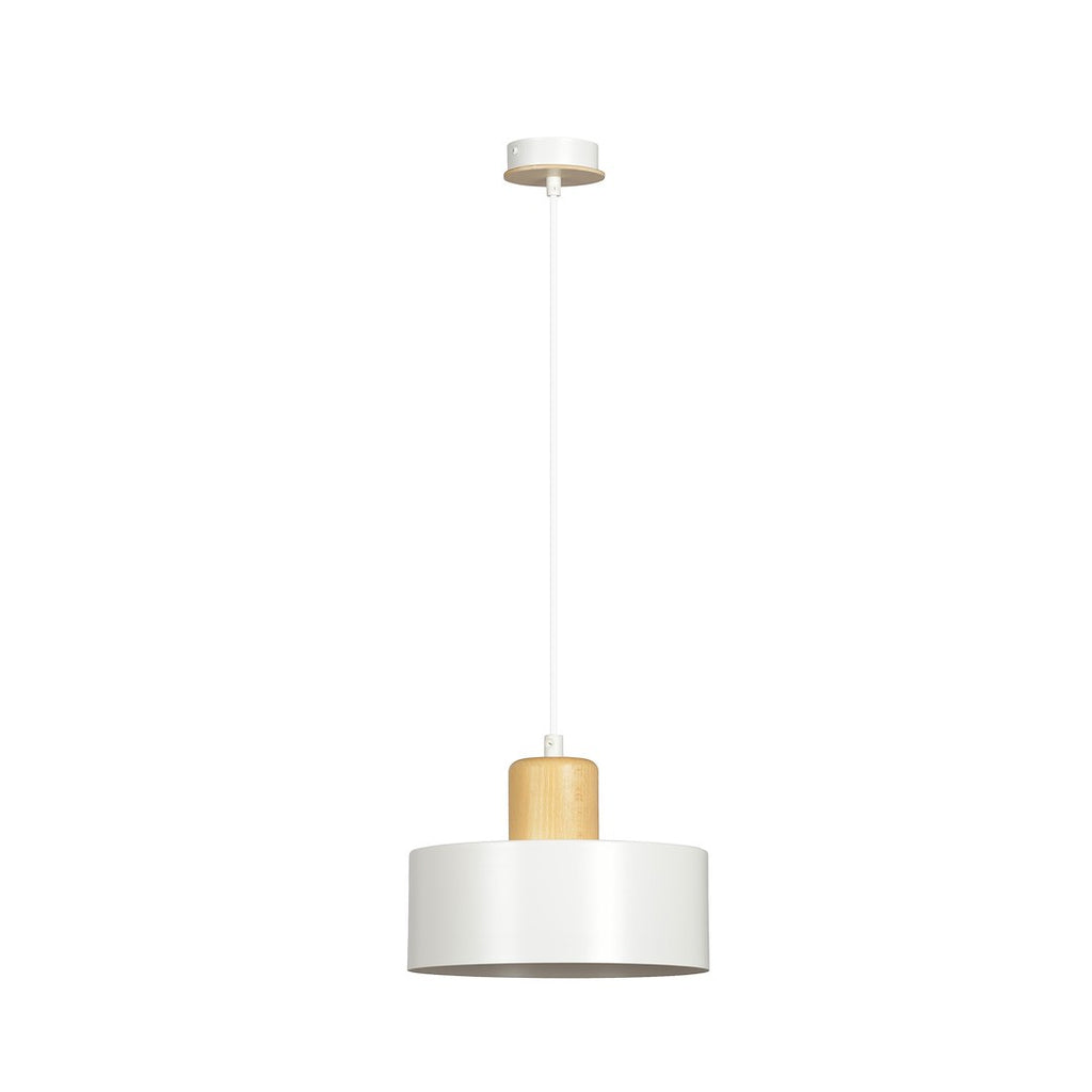 Witte hanglamp met ronde stalen kap en houten accent aan een wit snoer en witte plafondplaat